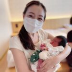Jun Sena Instagram - ⁡ ⁡ 生後５日目だった娘を、NPO法人ストークサポートさんの細やかなサポートに支えて頂き迎えに行った昨年の夏。 主人と息子、お義父さんお義母さん、そしてみほこが一緒に来てくれました。 ⁡ 息子は妹を迎えに行く嬉しさと、おじいちゃんおばあちゃんに会える嬉しさと、大好きなみほこちゃんも一緒という嬉しさで大興奮でした。 ⁡ 私個人としては、お義母さんがいて下さる安心感とみほこがいてくれる頼もしさの中、幸せなお迎えとなりました。 そして事情を理解して温かくご協力下さった、宿泊先のホテルスタッフの方にも感謝です。 ⁡ いつか娘が理解出来る日が来た時には、たくさんの愛が溢れた環境の中で家族になれた事を伝えてあげたいなと思います。 ⁡ ⁡ #特別養子縁組 #NPO法人ストークサポート #家族になった夏 #愛溢れる環境 #皆様に感謝