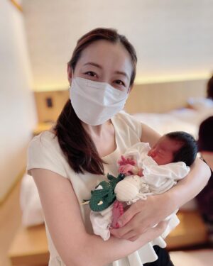 Jun Sena Instagram - ⁡
⁡
生後５日目だった娘を、NPO法人ストークサポートさんの細やかなサポートに支えて頂き迎えに行った昨年の夏。
主人と息子、お義父さんお義母さん、そしてみほこが一緒に来てくれました。
⁡
息子は妹を迎えに行く嬉しさと、おじいちゃんおばあちゃんに会える嬉しさと、大好きなみほこちゃんも一緒という嬉しさで大興奮でした。
⁡
私個人としては、お義母さんがいて下さる安心感とみほこがいてくれる頼もしさの中、幸せなお迎えとなりました。
そして事情を理解して温かくご協力下さった、宿泊先のホテルスタッフの方にも感謝です。
⁡
いつか娘が理解出来る日が来た時には、たくさんの愛が溢れた環境の中で家族になれた事を伝えてあげたいなと思います。
⁡
⁡
#特別養子縁組
#NPO法人ストークサポート 
#家族になった夏
#愛溢れる環境
#皆様に感謝