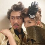 Jun Sena Instagram - ⁡ ⁡ 卓士LOVE。 ⁡ 休演から復帰するその日からチャールズの代役という、ものすごいプレッシャーの中見事にやり遂げたたくちゃん。 緊張と戦いつつも、常に笑いを忘れない、オモロ頼もしいお方です。 ⁡ 代役初日、緊張のあまり「ここは世田パブか？下北か？」って感じのコメディミュージカルとは思えないシリアス芝居だったたくちゃん笑。 自分でもかなり自覚があったらしく、次の日には見事にコメディミュージカルに仕上げてきました……コメディってね、本当にちゃんとお芝居出来る人じゃなきゃ出来ないのですよ。 流石です！！ ⁡ そしてスウィングのおかたく・ののちゃん、稽古場代役を務めていたりほちゃん、カバーの達夫、慎也、悠二の素晴らしさよ……尊敬。 舞台を支えて下さっているスタッフの皆様にも感謝です。 ⁡ 私はこの代役公演の日のみんなの勇姿と感動を一生忘れない。 (たくちゃんの手が異常に冷たかった事も含めて笑) ⁡ たくちゃん、本当にありがとう！！ スウィング・カバーのみんなも、素晴らしかった！！ ⁡ さ、明日は東京公演千穐楽。 楽しみます……ニヤリ。 ⁡ ⁡ #ビートルジュース #高橋卓士 さん #尊敬する皆様 ⁡ #にしても #このクセ強写真 #濃いわー #クドいわー #最高だわー