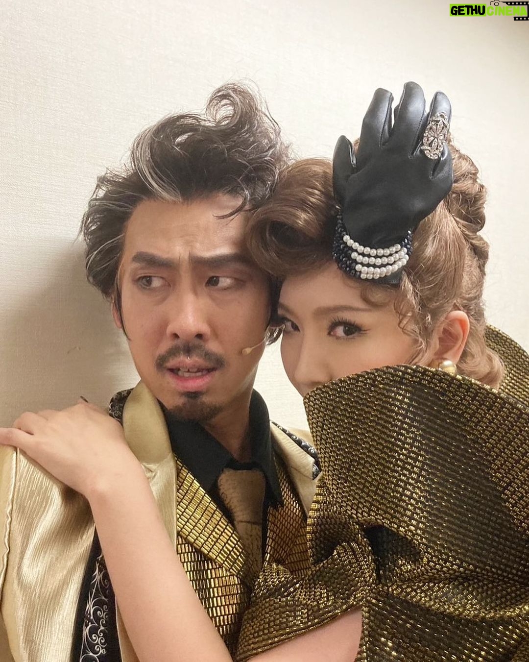 Jun Sena Instagram - 卓士LOVE。 休演から復帰するその日からチャールズの代役という、ものすごいプレッシャーの中見事にやり遂げたたくちゃん。 緊張と戦いつつも、常に笑いを忘れない、オモロ頼もしいお方です。 代役初日、緊張のあまり「ここは世田パブか?下北か?」って感じのコメディミュージカルとは思えないシリアス芝居だったたくちゃん笑。 自分でもかなり自覚があったらしく、次の日には見事にコメディミュージカルに仕上げてきました……コメディってね、本当にちゃんとお芝居出来る人じゃなきゃ出来ないのですよ。 流石です!! そしてスウィングのおかたく・ののちゃん、稽古場代役を務めていたりほちゃん、カバーの達夫、慎也、悠二の素晴らしさよ……尊敬。 舞台を支えて下さっているスタッフの皆様にも感謝です。 私はこの代役公演の日のみんなの勇姿と感動を一生忘れない。 (たくちゃんの手が異常に冷たかった事も含めて笑) たくちゃん、本当にありがとう!! スウィング・カバーのみんなも、素晴らしかった!! さ、明日は東京公演千穐楽。 楽しみます……ニヤリ。 #ビートルジュース #高橋卓士 さん #尊敬する皆様 #にしても #このクセ強写真 #濃いわー #クドいわー #最高だわー