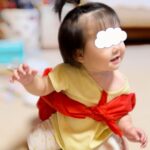 Jun Sena Instagram - ⁡ ⁡ 先日、娘が一歳になりました。 ⁡ 誕生日当日は家族でお祝いをしましたが、本人はなんでみんながワイワイしてるのかまったく理解しておらず、ただただ家族が楽しく過ごすという……。 ただ「今日は自分が主役」という自覚はあったように感じます笑。 その証拠にみんなが見守る中、初めて歩き出しました！！ ⁡ そして一升餅と選び取りの儀式もやりましたよ。 これから何に興味を持つのか楽しみですな。 ⁡私としては、留学から帰って来た姪っ子や、ビートルジュース初日にいらした海外スタッフの方々と英語で会話しているジェシーくんや響志くんを見ていると、英語を勉強して欲しいな……なんて思ってしまいます。 父方の祖父は英語の大学教授で、通訳や翻訳などもしてましたしね。 ⁡ なんて思っていたら、選び取りで選んだカードが、なんと…… ⁡ 飛行機のイラストの「世界で活躍する」！！ ⁡ いずれにせよ、母は、本人が選ぶ道を全力で応援するのみ。 ⁡ 日に日に女の子になっていく娘…… もう嫁に出す日が来る事を想像して淋しくなってる私…… ⁡ ⁡ 親バカ上等。 ⁡ ⁡ #一歳 #お誕生日 に #初めて歩き出す #ヒロイン感 #一升餅 #選び取り #海外進出か #親バカ部 ⁡ 最後の写真は１歳児になりきる６歳児……。