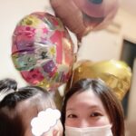 Jun Sena Instagram - ⁡ ⁡ 先日、娘が一歳になりました。 ⁡ 誕生日当日は家族でお祝いをしましたが、本人はなんでみんながワイワイしてるのかまったく理解しておらず、ただただ家族が楽しく過ごすという……。 ただ「今日は自分が主役」という自覚はあったように感じます笑。 その証拠にみんなが見守る中、初めて歩き出しました！！ ⁡ そして一升餅と選び取りの儀式もやりましたよ。 これから何に興味を持つのか楽しみですな。 ⁡私としては、留学から帰って来た姪っ子や、ビートルジュース初日にいらした海外スタッフの方々と英語で会話しているジェシーくんや響志くんを見ていると、英語を勉強して欲しいな……なんて思ってしまいます。 父方の祖父は英語の大学教授で、通訳や翻訳などもしてましたしね。 ⁡ なんて思っていたら、選び取りで選んだカードが、なんと…… ⁡ 飛行機のイラストの「世界で活躍する」！！ ⁡ いずれにせよ、母は、本人が選ぶ道を全力で応援するのみ。 ⁡ 日に日に女の子になっていく娘…… もう嫁に出す日が来る事を想像して淋しくなってる私…… ⁡ ⁡ 親バカ上等。 ⁡ ⁡ #一歳 #お誕生日 に #初めて歩き出す #ヒロイン感 #一升餅 #選び取り #海外進出か #親バカ部 ⁡ 最後の写真は１歳児になりきる６歳児……。
