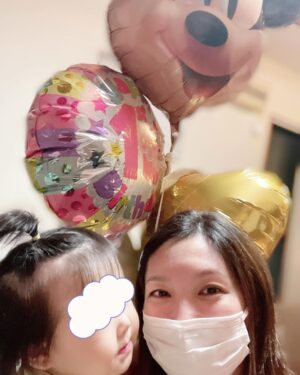 Jun Sena Instagram - ⁡
⁡
先日、娘が一歳になりました。
⁡
誕生日当日は家族でお祝いをしましたが、本人はなんでみんながワイワイしてるのかまったく理解しておらず、ただただ家族が楽しく過ごすという……。
ただ「今日は自分が主役」という自覚はあったように感じます笑。
その証拠にみんなが見守る中、初めて歩き出しました！！
⁡
そして一升餅と選び取りの儀式もやりましたよ。
これから何に興味を持つのか楽しみですな。
⁡私としては、留学から帰って来た姪っ子や、ビートルジュース初日にいらした海外スタッフの方々と英語で会話しているジェシーくんや響志くんを見ていると、英語を勉強して欲しいな……なんて思ってしまいます。
父方の祖父は英語の大学教授で、通訳や翻訳などもしてましたしね。
⁡
なんて思っていたら、選び取りで選んだカードが、なんと……
⁡
飛行機のイラストの「世界で活躍する」！！
⁡
いずれにせよ、母は、本人が選ぶ道を全力で応援するのみ。
⁡
日に日に女の子になっていく娘……
もう嫁に出す日が来る事を想像して淋しくなってる私……
⁡
⁡
親バカ上等。
⁡
⁡
#一歳
#お誕生日 に
#初めて歩き出す
#ヒロイン感
#一升餅
#選び取り
#海外進出か
#親バカ部
⁡
最後の写真は１歳児になりきる６歳児……。