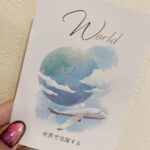 Jun Sena Instagram - ⁡ ⁡ 先日、娘が一歳になりました。 ⁡ 誕生日当日は家族でお祝いをしましたが、本人はなんでみんながワイワイしてるのかまったく理解しておらず、ただただ家族が楽しく過ごすという……。 ただ「今日は自分が主役」という自覚はあったように感じます笑。 その証拠にみんなが見守る中、初めて歩き出しました！！ ⁡ そして一升餅と選び取りの儀式もやりましたよ。 これから何に興味を持つのか楽しみですな。 ⁡私としては、留学から帰って来た姪っ子や、ビートルジュース初日にいらした海外スタッフの方々と英語で会話しているジェシーくんや響志くんを見ていると、英語を勉強して欲しいな……なんて思ってしまいます。 父方の祖父は英語の大学教授で、通訳や翻訳などもしてましたしね。 ⁡ なんて思っていたら、選び取りで選んだカードが、なんと…… ⁡ 飛行機のイラストの「世界で活躍する」！！ ⁡ いずれにせよ、母は、本人が選ぶ道を全力で応援するのみ。 ⁡ 日に日に女の子になっていく娘…… もう嫁に出す日が来る事を想像して淋しくなってる私…… ⁡ ⁡ 親バカ上等。 ⁡ ⁡ #一歳 #お誕生日 に #初めて歩き出す #ヒロイン感 #一升餅 #選び取り #海外進出か #親バカ部 ⁡ 最後の写真は１歳児になりきる６歳児……。