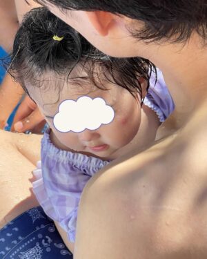 Jun Sena Instagram - ⁡
⁡
娘、お家プールデビュー。
⁡
息子の時もですが、生後１ヶ月からシャンプーの時にシャワーを頭の上から豪快にぶっ掛けているので(桐生園加さま直伝…笑)水をまったく怖がりません。
⁡
そして今年も西○屋さまの、お財布に優しいプール。
お世話になります……ありがたや。
⁡
⁡
#お家プール
#非おしゃれプール
#あ
#○松屋さまの
#悪口じゃないよ 笑
#母は日陰で優雅に見学