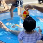 Jun Sena Instagram - ⁡ ⁡ 娘、お家プールデビュー。 ⁡ 息子の時もですが、生後１ヶ月からシャンプーの時にシャワーを頭の上から豪快にぶっ掛けているので(桐生園加さま直伝…笑)水をまったく怖がりません。 ⁡ そして今年も西○屋さまの、お財布に優しいプール。 お世話になります……ありがたや。 ⁡ ⁡ #お家プール #非おしゃれプール #あ #○松屋さまの #悪口じゃないよ 笑 #母は日陰で優雅に見学