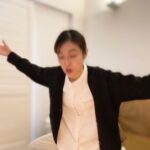 Jun Sena Instagram - ⁡ ⁡ この写真もポストしてほしいと、本人からのご要望がありました……。 (爆笑しながら撮ったのでブレブレです) ⁡ 祝・50！！ ⁡ あと、おみやげに阪神タイガース優勝記念グッズを頂きました。 タオルは父の写真に掛けました。 チョコレートは食べました。 バックは……普段使いする勇気がありません。 次の稽古の時に使います。 ⁡ 共演の皆様に引かれませんように……。 ⁡ ⁡ #大鳥れい さん #色々 #変わらない #タイガースグッズ #ありがとう