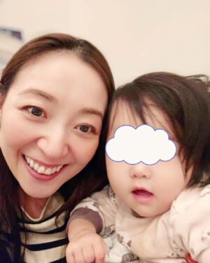 Jun Sena Instagram - ⁡
⁡
退院した日の数日後にはみほこが、先日はみどりとりゅうちゃんが、お見舞いという名を建前に、自分達がただただ楽しい時間を過ごす為に我が家にやってきました。
⁡
……嘘です。
⁡
私を心配して、楽しく穏やかに過ごせるよう笑顔を引き出そうと会いに来てくれました。
⁡
そんな友がいてくれる。
支えてくれる。
⁡
本当に幸せな事です。
⁡
ただ……
⁡
笑顔を通り越して爆笑して肺に負担がかかってないか心配です笑。
気をつけます。
(先日抜糸もして順調に回復しておりますのでご安心を！)
⁡
⁡
#心優しくあったかい
#友たち
#彩乃かなみ さん
#大鳥れい さん
#越乃リュウ さん
#ありがとう ‼︎
⁡
#我が家のお子たちは
#なぜか …
#みほこに懐く 笑
