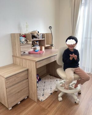 Jun Sena Instagram - ⁡
⁡
今春、ピカピカの一年生になる息子。
いらないよなぁと思いつつ、勉強机を購入。
(自分は一年生になる時に買ってもらってとっても嬉しかったもんなぁ)
⁡
案の定、大喜び。
やっぱり嬉しいよね！！
⁡
お勉強もリビングでやってもらうつもりだし、まだまだひとりで寝れないと思うけど、ベッドも購入して息子の部屋を準備中。
勿論、勉強机もベッドも楽天で購入したやっすいやつよ。
(ただし、公演中に何かあった場合には私の隔離部屋になる為、マットレスはシモンズ笑)
⁡
相当嬉しいらしく、しょっちゅう部屋に行き、眺めてはニヤニヤしています。
ただ、行くのはいいんだけど廊下が怖くてひとりで行けないんだよね……
⁡
めんどくせーーー！！笑。
⁡
⁡
５枚目の写真はご自慢のトイストーリーコーナーなんだとドヤ顔で申しております……へ〜。
⁡
⁡
#子供部屋
#勉強机
#きっと
#オブジェ
#想定内 笑