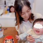 Jun Sena Instagram - ⁡ ⁡ 娘がまだ生後6ヶ月の頃、みどりとりゅうちゃんが我が家に会いに来てくれました。 ありがたい事に、娘にそれはそれは可愛らしい初夏のおめかし用のお洋服のプレゼントを持って。 ⁡ ありがとう。 ⁡ 所が娘、そのお洋服……まったく入らん！ 爆笑しながらも、どうにかボタンを留めようと必死に頑張る私達。 その間ずっとニコニコしてるビッグベビー。 (花組時代、スレンダーなチャーリーさんの総スパンの燕尾服を着させて頂いた時の自分を見ているようだったよ笑) ⁡ みどり曰く、店員さんに「今6ヶ月でしたら初夏に丁度いいサイズはこちらですねー」と言われて購入したとの事……。 想像を遥かに超えたビッグベビー、万歳。 ⁡ 後日、サイズを大幅にチェンジし、届けて下さいました。 ⁡ ありがとう。 そして、みどり、お誕生日おめ🎂 ⁡ ⁡ #初夏のおめかし #パッツパツ #ビッグベビー #寝る子は育つ #大物 #色んな意味で 笑 ⁡ #大鳥れい さん @midmon1106 #越乃リュウ さん @koshinonoryu_official #ありがとう #匠ひびき 様 #お衣裳伸びてしまって #すみませんでした ‼︎🙇‍♀️