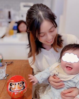 Jun Sena Instagram - ⁡
⁡
娘がまだ生後6ヶ月の頃、みどりとりゅうちゃんが我が家に会いに来てくれました。
ありがたい事に、娘にそれはそれは可愛らしい初夏のおめかし用のお洋服のプレゼントを持って。
⁡
ありがとう。
⁡
所が娘、そのお洋服……まったく入らん！
爆笑しながらも、どうにかボタンを留めようと必死に頑張る私達。
その間ずっとニコニコしてるビッグベビー。
(花組時代、スレンダーなチャーリーさんの総スパンの燕尾服を着させて頂いた時の自分を見ているようだったよ笑)
⁡
みどり曰く、店員さんに「今6ヶ月でしたら初夏に丁度いいサイズはこちらですねー」と言われて購入したとの事……。
想像を遥かに超えたビッグベビー、万歳。
⁡
後日、サイズを大幅にチェンジし、届けて下さいました。
⁡
ありがとう。

そして、みどり、お誕生日おめ🎂
⁡
⁡
#初夏のおめかし
#パッツパツ
#ビッグベビー
#寝る子は育つ
#大物
#色んな意味で 笑
⁡
#大鳥れい さん @midmon1106 
#越乃リュウ さん @koshinonoryu_official 
#ありがとう
#匠ひびき 様
#お衣裳伸びてしまって
#すみませんでした ‼︎🙇‍♀️
