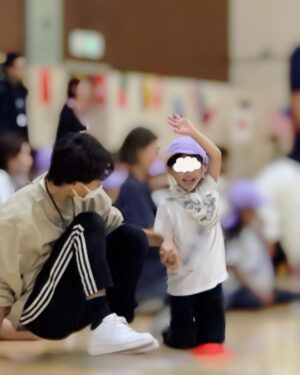 Jun Sena Instagram - ⁡
⁡
昨日は息子の運動会、今年は参加できました！！
⁡
うん、頑張った！！
⁡
お家で……
楽しそうに踊ってくれたソーラン節。
旗を振る役目になった事を話してくれた時の誇らしげな顔。
リレーのバトンの受け渡しの仕方を一生懸命説明してくれた時のドヤ顔。
パパと跳び箱を練習して上手く跳べるようになった時の嬉しさ爆発のキラキラ笑顔。
⁡
本番、出来た事も出来なかった事もあったけど、お家での頑張りを知ってる父と母はそれだけで充分なのです。
これからも息子のとびきりの笑顔を引き出せるよう、私も笑顔で頑張りたいと思います。
⁡
そして息子を支えて下さった先生方に感謝の気持ちで一杯です。
本当にありがとうございました！！
⁡
園での最後の運動会、打ち上げは盛大に……
⁡
びっくりドンキーにて笑。
⁡
⁡
#6歳児
#運動会
#がんばったよ ‼︎
#支えて下さった
#先生方に感謝です