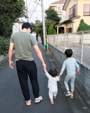 Jun Sena Instagram - ⁡
⁡
久しぶりの家族団欒の日々。
写真は早めの入浴後に、パジャマでお散歩した日。
やはり家族は私にとってパワーの源です！
⁡
先日は娘が熱を出し、病院に行ったりでバタバタでしたが、検査の結果ただの風邪で一安心。
(父母、まんまと風邪いただきましたが３人共なんとか元気)
息子はお土産のLEGOで遊び、ご機嫌さん。
そして相変わらずの妹溺愛。
主人は振付助手として携わらせていただきました「天翔ける風に」東京公演が無事千穐楽を迎え、ひと段落。
⁡
今日の夕飯は急に寒くなったので鍋パーティーでした。
息子はメニューが何であっても「パーティー」って付けておけばテンションアゲアゲのパリピです……例えメニューが煮物でも笑。
⁡
明日は何パーティーにしましょうかね笑。
⁡
⁡
#家族団欒
#家族散歩
#パワーの源
#パーリーピーポー な
#6歳児
#いいねいいねぇ 笑