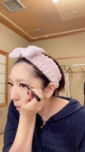 Jun Sena Instagram - ⁡
⁡
バーバラちゃんリディアちゃんのメイク動画をご覧になって、デリアメイクもお願いしますとのお声を多数頂きまして……やってみました。
諸事情により無音です笑。
⁡
いつもより白めのベースにつり目気味、そしてキラキラ多めのどピンクリップです。
メイクは楽しいね！
⁡
明日は大千穐楽、頑張りまーす！！
⁡
⁡
#ビートルジュース
#デリア
#メイク