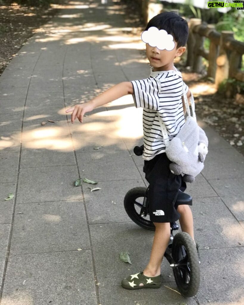 Jun Sena Instagram - ⁡ ⁡ なんか……急に男子。 ⁡ ⁡ #6歳 #早過ぎる成長 #でもリュックの中身は #相変わらずの #気持ち悪いあいつら
