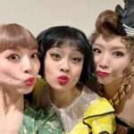 Jun Sena Instagram - ⁡ ⁡ ビートルジュース名古屋公演、無事千穐楽を迎えました。 ありがとうございました！ ⁡ 写真はかわいいリディアとかわいいバーバラと。 かわいいが渋滞してるお二人さん。 でもって、とっても落ち着く安心感のあるお二人なのです。 大好き❤️ ⁡ ⁡ 残すは大阪……何だかもうすでに寂しい笑。 一回一回大切にお届けしたいと思います！！ ⁡ ⁡ #ビートルジュース #御園座 #千穐楽 #清水美依紗 ちゃん #リディア #愛加あゆ ちゃん #バーバラ #ババちゃん #かわいいお二人 #落ち着くお二人