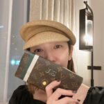 Jun Sena Instagram - ⁡ ⁡ ビートルジュース東京公演千穐楽の朝、制作さんから新幹線のチケットが支給されたのでお財布にしまおうとしたのですが、鞄にお財布が無くてですね……最後に使ったのは前日の終演後だけど、家で出した記憶は無く……。 家にある事を祈りつつも、ドキドキしながら千穐楽を迎えておりました。 終演後にマッサージの予約を取っていたので、マネージャーに現金をお借りし、優雅にマッサージをして頂きながらもドキドキしておりました。 が、家に帰ってもやはりお財布は見つからず。 ⁡ わたくし……どうやらお財布を落としたようです。 ⁡ 座長が24時間テレビで綺麗な涙を流してる中、私は汚い半泣きで警察に電話。 ⁡ ありました！！ どなたかが届けて下さっていました！！ 中身もそのまま！！ しかも届けて下さった方は「報労金とかお礼とかはいいので」と仰って、拾得届を書いただけで立ち去られたとの事……。 ⁡ え、タイガーマスク？ ⁡ なのでどこのどなたかも教えては頂けず、お礼も感謝の言葉も伝えられず……。 ⁡ お財布を落とすという己れの失態への情けなさを感じつつも、人の優しさに触れ、世の中まだまだ捨てたもんじゃないな……と、温かい気持ちになりました。 戻ってきたお財布を手に、座長のような綺麗な涙を流しました……心の中で。 (残念ながら１ミリも出ませんでした) ⁡ ⁡ どこかにいらっしゃるタイガーマスク様、本当にありがとうございました！！ ⁡ ⁡ #お財布落として #中身そのままで見つかる #人の優しさに触れた #そんな千穐楽の夜 #でも #どこで落としたんやろか … #そんな自分が #信じられない …笑