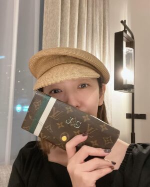 Jun Sena Instagram - ⁡
⁡
ビートルジュース東京公演千穐楽の朝、制作さんから新幹線のチケットが支給されたのでお財布にしまおうとしたのですが、鞄にお財布が無くてですね……最後に使ったのは前日の終演後だけど、家で出した記憶は無く……。
家にある事を祈りつつも、ドキドキしながら千穐楽を迎えておりました。
終演後にマッサージの予約を取っていたので、マネージャーに現金をお借りし、優雅にマッサージをして頂きながらもドキドキしておりました。
が、家に帰ってもやはりお財布は見つからず。
⁡
わたくし……どうやらお財布を落としたようです。
⁡
座長が24時間テレビで綺麗な涙を流してる中、私は汚い半泣きで警察に電話。
⁡
ありました！！
どなたかが届けて下さっていました！！
中身もそのまま！！
しかも届けて下さった方は「報労金とかお礼とかはいいので」と仰って、拾得届を書いただけで立ち去られたとの事……。
⁡
え、タイガーマスク？
⁡
なのでどこのどなたかも教えては頂けず、お礼も感謝の言葉も伝えられず……。
⁡
お財布を落とすという己れの失態への情けなさを感じつつも、人の優しさに触れ、世の中まだまだ捨てたもんじゃないな……と、温かい気持ちになりました。
戻ってきたお財布を手に、座長のような綺麗な涙を流しました……心の中で。
(残念ながら１ミリも出ませんでした)
⁡
⁡
どこかにいらっしゃるタイガーマスク様、本当にありがとうございました！！
⁡
⁡
#お財布落として
#中身そのままで見つかる
#人の優しさに触れた
#そんな千穐楽の夜
#でも
#どこで落としたんやろか …
#そんな自分が
#信じられない …笑
