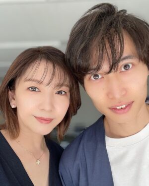 Jun Sena Instagram - ⁡
⁡
今日は夫婦で特別養子縁組についての取材でした。
詳細はまた改めてお知らせいたします。
⁡
⁡
久しぶりにちゃんとメイクしました。
ヘアメイクは安定の松元先生。
ありがとう！
ずっと気になっていた、みんなが絶賛してるPAUL & JOEの下地を使ってくれたんだけど……うん、みんなが絶賛してる意味がわかったよ。
買っちゃう。
⁡
⁡
にしても「みんな」って誰やろな笑。
小学生の決まり文句やな。
⁡
⁡
#特別養子縁組
#多様性
#家族のカタチ
#千田真司
#瀬奈じゅん
⁡
#みんな
#決まり文句
#心が小学生