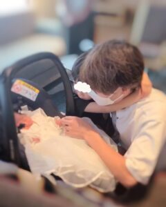 Jun Sena Instagram - ⁡ ⁡ 生後５日目だった娘を、NPO法人ストークサポートさんの細やかなサポートに支えて頂き迎えに行った昨年の夏。 主人と息子、お義父さんお義母さん、そしてみほこが一緒に来てくれました。 ⁡ 息子は妹を迎えに行く嬉しさと、おじいちゃんおばあちゃんに会える嬉しさと、大好きなみほこちゃんも一緒という嬉しさで大興奮でした。 ⁡ 私個人としては、お義母さんがいて下さる安心感とみほこがいてくれる頼もしさの中、幸せなお迎えとなりました。 そして事情を理解して温かくご協力下さった、宿泊先のホテルスタッフの方にも感謝です。 ⁡ いつか娘が理解出来る日が来た時には、たくさんの愛が溢れた環境の中で家族になれた事を伝えてあげたいなと思います。 ⁡ ⁡ #特別養子縁組 #NPO法人ストークサポート #家族になった夏 #愛溢れる環境 #皆様に感謝