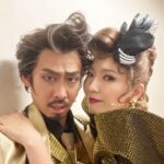 Jun Sena Instagram - ⁡ ⁡ 卓士LOVE。 ⁡ 休演から復帰するその日からチャールズの代役という、ものすごいプレッシャーの中見事にやり遂げたたくちゃん。 緊張と戦いつつも、常に笑いを忘れない、オモロ頼もしいお方です。 ⁡ 代役初日、緊張のあまり「ここは世田パブか？下北か？」って感じのコメディミュージカルとは思えないシリアス芝居だったたくちゃん笑。 自分でもかなり自覚があったらしく、次の日には見事にコメディミュージカルに仕上げてきました……コメディってね、本当にちゃんとお芝居出来る人じゃなきゃ出来ないのですよ。 流石です！！ ⁡ そしてスウィングのおかたく・ののちゃん、稽古場代役を務めていたりほちゃん、カバーの達夫、慎也、悠二の素晴らしさよ……尊敬。 舞台を支えて下さっているスタッフの皆様にも感謝です。 ⁡ 私はこの代役公演の日のみんなの勇姿と感動を一生忘れない。 (たくちゃんの手が異常に冷たかった事も含めて笑) ⁡ たくちゃん、本当にありがとう！！ スウィング・カバーのみんなも、素晴らしかった！！ ⁡ さ、明日は東京公演千穐楽。 楽しみます……ニヤリ。 ⁡ ⁡ #ビートルジュース #高橋卓士 さん #尊敬する皆様 ⁡ #にしても #このクセ強写真 #濃いわー #クドいわー #最高だわー
