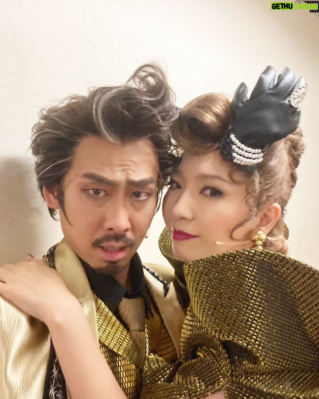 Jun Sena Instagram - 卓士LOVE。 休演から復帰するその日からチャールズの代役という、ものすごいプレッシャーの中見事にやり遂げたたくちゃん。 緊張と戦いつつも、常に笑いを忘れない、オモロ頼もしいお方です。 代役初日、緊張のあまり「ここは世田パブか?下北か?」って感じのコメディミュージカルとは思えないシリアス芝居だったたくちゃん笑。 自分でもかなり自覚があったらしく、次の日には見事にコメディミュージカルに仕上げてきました……コメディってね、本当にちゃんとお芝居出来る人じゃなきゃ出来ないのですよ。 流石です!! そしてスウィングのおかたく・ののちゃん、稽古場代役を務めていたりほちゃん、カバーの達夫、慎也、悠二の素晴らしさよ……尊敬。 舞台を支えて下さっているスタッフの皆様にも感謝です。 私はこの代役公演の日のみんなの勇姿と感動を一生忘れない。 (たくちゃんの手が異常に冷たかった事も含めて笑) たくちゃん、本当にありがとう!! スウィング・カバーのみんなも、素晴らしかった!! さ、明日は東京公演千穐楽。 楽しみます……ニヤリ。 #ビートルジュース #高橋卓士 さん #尊敬する皆様 #にしても #このクセ強写真 #濃いわー #クドいわー #最高だわー