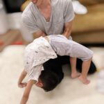 Jun Sena Instagram - ⁡ ⁡ 娘を寝かしつけた直後、息子が唐突に話し出しました。 ⁡ 息「トイレのおそうじをするとイケメンになれるんだって！」 ⁡ ……え？(笑いを堪える私) ⁡ ⁡ 母「誰情報？」 息「○○せんせい(園の先生)がいってたの」 母「で、トイレ掃除したいの？」 息「うん、イケメンになりたいの」 母「今すぐやろう！」 ⁡ 即トイレ掃除開始。 いつになく真剣な面持ちで懸命に掃除。 無事イケメンになり、息子ご満悦。 ⁡ ⁡ 見た目より、心がイケメンよ❤️ ⁡ ⁡ #６歳児 #イケメン願望 #でもたぶん #イケメンの意味 #よくわかってない 笑 #先生ありがとうございます