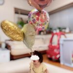 Jun Sena Instagram - ⁡ ⁡ 先日、娘が一歳になりました。 ⁡ 誕生日当日は家族でお祝いをしましたが、本人はなんでみんながワイワイしてるのかまったく理解しておらず、ただただ家族が楽しく過ごすという……。 ただ「今日は自分が主役」という自覚はあったように感じます笑。 その証拠にみんなが見守る中、初めて歩き出しました！！ ⁡ そして一升餅と選び取りの儀式もやりましたよ。 これから何に興味を持つのか楽しみですな。 ⁡私としては、留学から帰って来た姪っ子や、ビートルジュース初日にいらした海外スタッフの方々と英語で会話しているジェシーくんや響志くんを見ていると、英語を勉強して欲しいな……なんて思ってしまいます。 父方の祖父は英語の大学教授で、通訳や翻訳などもしてましたしね。 ⁡ なんて思っていたら、選び取りで選んだカードが、なんと…… ⁡ 飛行機のイラストの「世界で活躍する」！！ ⁡ いずれにせよ、母は、本人が選ぶ道を全力で応援するのみ。 ⁡ 日に日に女の子になっていく娘…… もう嫁に出す日が来る事を想像して淋しくなってる私…… ⁡ ⁡ 親バカ上等。 ⁡ ⁡ #一歳 #お誕生日 に #初めて歩き出す #ヒロイン感 #一升餅 #選び取り #海外進出か #親バカ部 ⁡ 最後の写真は１歳児になりきる６歳児……。