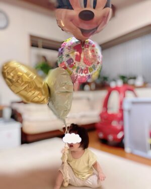 Jun Sena Instagram - ⁡
⁡
先日、娘が一歳になりました。
⁡
誕生日当日は家族でお祝いをしましたが、本人はなんでみんながワイワイしてるのかまったく理解しておらず、ただただ家族が楽しく過ごすという……。
ただ「今日は自分が主役」という自覚はあったように感じます笑。
その証拠にみんなが見守る中、初めて歩き出しました！！
⁡
そして一升餅と選び取りの儀式もやりましたよ。
これから何に興味を持つのか楽しみですな。
⁡私としては、留学から帰って来た姪っ子や、ビートルジュース初日にいらした海外スタッフの方々と英語で会話しているジェシーくんや響志くんを見ていると、英語を勉強して欲しいな……なんて思ってしまいます。
父方の祖父は英語の大学教授で、通訳や翻訳などもしてましたしね。
⁡
なんて思っていたら、選び取りで選んだカードが、なんと……
⁡
飛行機のイラストの「世界で活躍する」！！
⁡
いずれにせよ、母は、本人が選ぶ道を全力で応援するのみ。
⁡
日に日に女の子になっていく娘……
もう嫁に出す日が来る事を想像して淋しくなってる私……
⁡
⁡
親バカ上等。
⁡
⁡
#一歳
#お誕生日 に
#初めて歩き出す
#ヒロイン感
#一升餅
#選び取り
#海外進出か
#親バカ部
⁡
最後の写真は１歳児になりきる６歳児……。
