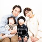 Jun Sena Instagram – ⁡
⁡
家族写真。
⁡
今年から４人での写真になりました。
昨年も４人だったのですが、まだ娘を迎えた事を公表していなかったので３人でした。
昨年の家族写真を見返してみると、息子、赤ちゃん返りしとる……。
妹の世話を焼きまくり溺愛してるものの、やはり淋しい気持ちもあったのでしょうね。
でも今年はしっかりお兄ちゃんの顔してます！
⁡
子どもの成長は早いですね。
⁡……私の成長(別名・年輪)も笑。
⁡
お兄様、毎年ありがとうございます。
Photo by @kousukedoi_photography 
⁡
⁡
#家族写真
#お正月
#大人も子どもも
#とびきりの笑顔で
#日々成長