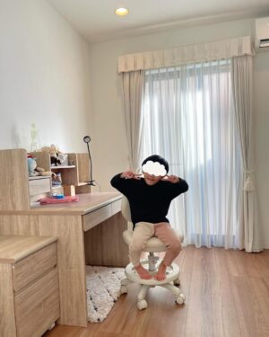 Jun Sena Instagram - ⁡
⁡
今春、ピカピカの一年生になる息子。
いらないよなぁと思いつつ、勉強机を購入。
(自分は一年生になる時に買ってもらってとっても嬉しかったもんなぁ)
⁡
案の定、大喜び。
やっぱり嬉しいよね！！
⁡
お勉強もリビングでやってもらうつもりだし、まだまだひとりで寝れないと思うけど、ベッドも購入して息子の部屋を準備中。
勿論、勉強机もベッドも楽天で購入したやっすいやつよ。
(ただし、公演中に何かあった場合には私の隔離部屋になる為、マットレスはシモンズ笑)
⁡
相当嬉しいらしく、しょっちゅう部屋に行き、眺めてはニヤニヤしています。
ただ、行くのはいいんだけど廊下が怖くてひとりで行けないんだよね……
⁡
めんどくせーーー！！笑。
⁡
⁡
５枚目の写真はご自慢のトイストーリーコーナーなんだとドヤ顔で申しております……へ〜。
⁡
⁡
#子供部屋
#勉強机
#きっと
#オブジェ
#想定内 笑