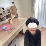 Jun Sena Instagram - ⁡ ⁡ 今春、ピカピカの一年生になる息子。 いらないよなぁと思いつつ、勉強机を購入。 (自分は一年生になる時に買ってもらってとっても嬉しかったもんなぁ) ⁡ 案の定、大喜び。 やっぱり嬉しいよね！！ ⁡ お勉強もリビングでやってもらうつもりだし、まだまだひとりで寝れないと思うけど、ベッドも購入して息子の部屋を準備中。 勿論、勉強机もベッドも楽天で購入したやっすいやつよ。 (ただし、公演中に何かあった場合には私の隔離部屋になる為、マットレスはシモンズ笑) ⁡ 相当嬉しいらしく、しょっちゅう部屋に行き、眺めてはニヤニヤしています。 ただ、行くのはいいんだけど廊下が怖くてひとりで行けないんだよね…… ⁡ めんどくせーーー！！笑。 ⁡ ⁡ ５枚目の写真はご自慢のトイストーリーコーナーなんだとドヤ顔で申しております……へ〜。 ⁡ ⁡ #子供部屋 #勉強机 #きっと #オブジェ #想定内 笑