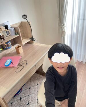 Jun Sena Instagram - ⁡
⁡
今春、ピカピカの一年生になる息子。
いらないよなぁと思いつつ、勉強机を購入。
(自分は一年生になる時に買ってもらってとっても嬉しかったもんなぁ)
⁡
案の定、大喜び。
やっぱり嬉しいよね！！
⁡
お勉強もリビングでやってもらうつもりだし、まだまだひとりで寝れないと思うけど、ベッドも購入して息子の部屋を準備中。
勿論、勉強机もベッドも楽天で購入したやっすいやつよ。
(ただし、公演中に何かあった場合には私の隔離部屋になる為、マットレスはシモンズ笑)
⁡
相当嬉しいらしく、しょっちゅう部屋に行き、眺めてはニヤニヤしています。
ただ、行くのはいいんだけど廊下が怖くてひとりで行けないんだよね……
⁡
めんどくせーーー！！笑。
⁡
⁡
５枚目の写真はご自慢のトイストーリーコーナーなんだとドヤ顔で申しております……へ〜。
⁡
⁡
#子供部屋
#勉強机
#きっと
#オブジェ
#想定内 笑