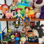Jun Sena Instagram - ⁡ ⁡ 今春、ピカピカの一年生になる息子。 いらないよなぁと思いつつ、勉強机を購入。 (自分は一年生になる時に買ってもらってとっても嬉しかったもんなぁ) ⁡ 案の定、大喜び。 やっぱり嬉しいよね！！ ⁡ お勉強もリビングでやってもらうつもりだし、まだまだひとりで寝れないと思うけど、ベッドも購入して息子の部屋を準備中。 勿論、勉強机もベッドも楽天で購入したやっすいやつよ。 (ただし、公演中に何かあった場合には私の隔離部屋になる為、マットレスはシモンズ笑) ⁡ 相当嬉しいらしく、しょっちゅう部屋に行き、眺めてはニヤニヤしています。 ただ、行くのはいいんだけど廊下が怖くてひとりで行けないんだよね…… ⁡ めんどくせーーー！！笑。 ⁡ ⁡ ５枚目の写真はご自慢のトイストーリーコーナーなんだとドヤ顔で申しております……へ〜。 ⁡ ⁡ #子供部屋 #勉強机 #きっと #オブジェ #想定内 笑