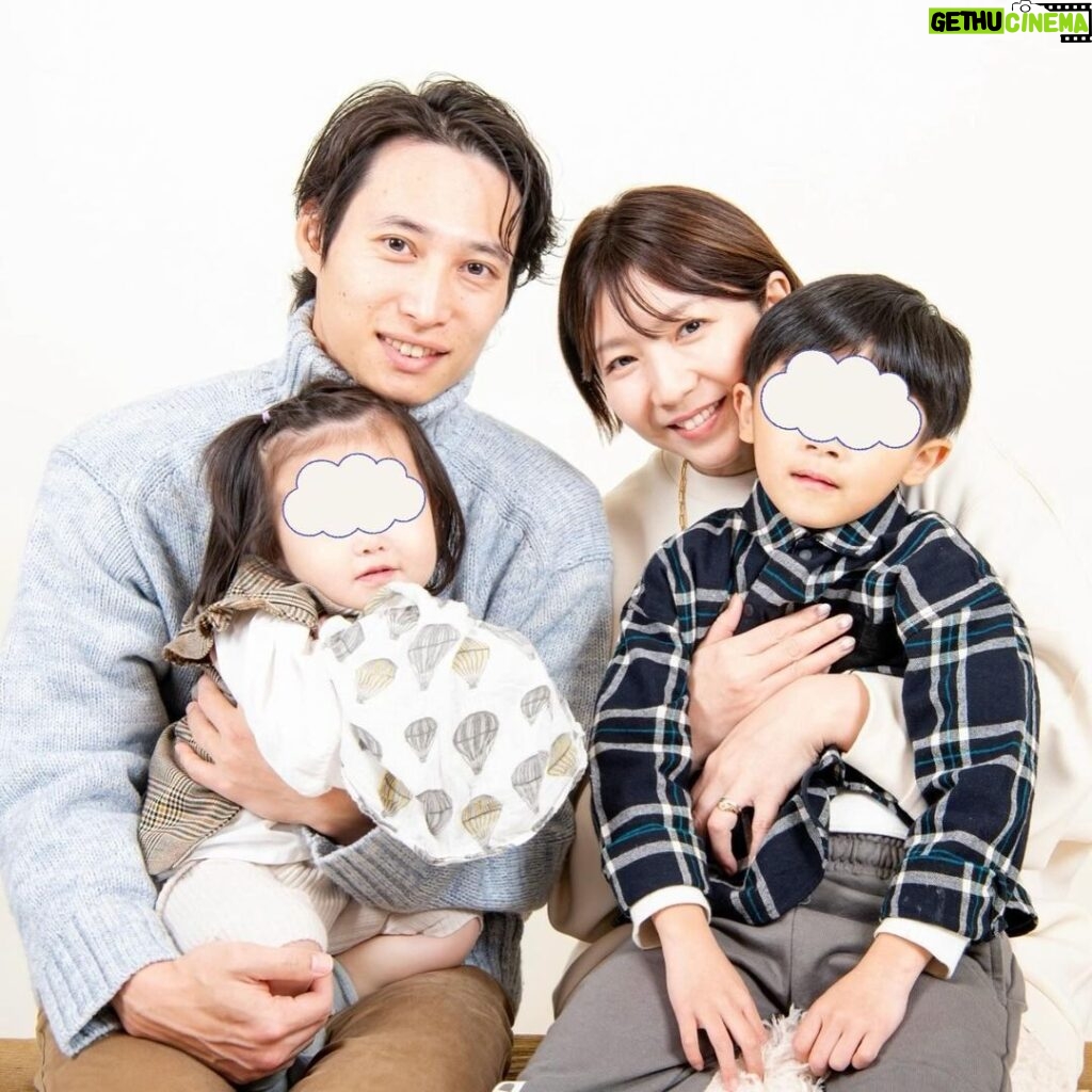 Jun Sena Instagram - ⁡ ⁡ 家族写真。 ⁡ 今年から４人での写真になりました。 昨年も４人だったのですが、まだ娘を迎えた事を公表していなかったので３人でした。 昨年の家族写真を見返してみると、息子、赤ちゃん返りしとる……。 妹の世話を焼きまくり溺愛してるものの、やはり淋しい気持ちもあったのでしょうね。 でも今年はしっかりお兄ちゃんの顔してます！ ⁡ 子どもの成長は早いですね。 ⁡……私の成長(別名・年輪)も笑。 ⁡ お兄様、毎年ありがとうございます。 Photo by @kousukedoi_photography ⁡ ⁡ #家族写真 #お正月 #大人も子どもも #とびきりの笑顔で #日々成長