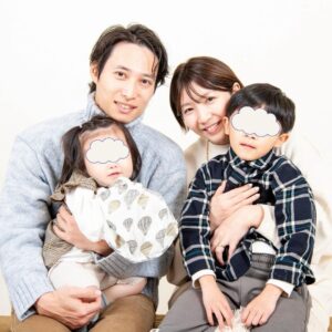 Jun Sena Instagram - ⁡
⁡
家族写真。
⁡
今年から４人での写真になりました。
昨年も４人だったのですが、まだ娘を迎えた事を公表していなかったので３人でした。
昨年の家族写真を見返してみると、息子、赤ちゃん返りしとる……。
妹の世話を焼きまくり溺愛してるものの、やはり淋しい気持ちもあったのでしょうね。
でも今年はしっかりお兄ちゃんの顔してます！
⁡
子どもの成長は早いですね。
⁡……私の成長(別名・年輪)も笑。
⁡
お兄様、毎年ありがとうございます。
Photo by @kousukedoi_photography 
⁡
⁡
#家族写真
#お正月
#大人も子どもも
#とびきりの笑顔で
#日々成長