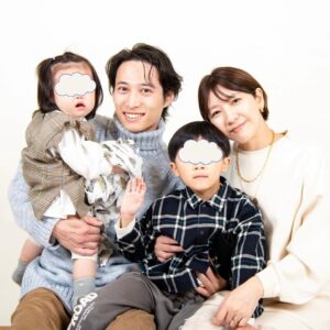 Jun Sena Instagram - ⁡
⁡
家族写真。
⁡
今年から４人での写真になりました。
昨年も４人だったのですが、まだ娘を迎えた事を公表していなかったので３人でした。
昨年の家族写真を見返してみると、息子、赤ちゃん返りしとる……。
妹の世話を焼きまくり溺愛してるものの、やはり淋しい気持ちもあったのでしょうね。
でも今年はしっかりお兄ちゃんの顔してます！
⁡
子どもの成長は早いですね。
⁡……私の成長(別名・年輪)も笑。
⁡
お兄様、毎年ありがとうございます。
Photo by @kousukedoi_photography 
⁡
⁡
#家族写真
#お正月
#大人も子どもも
#とびきりの笑顔で
#日々成長