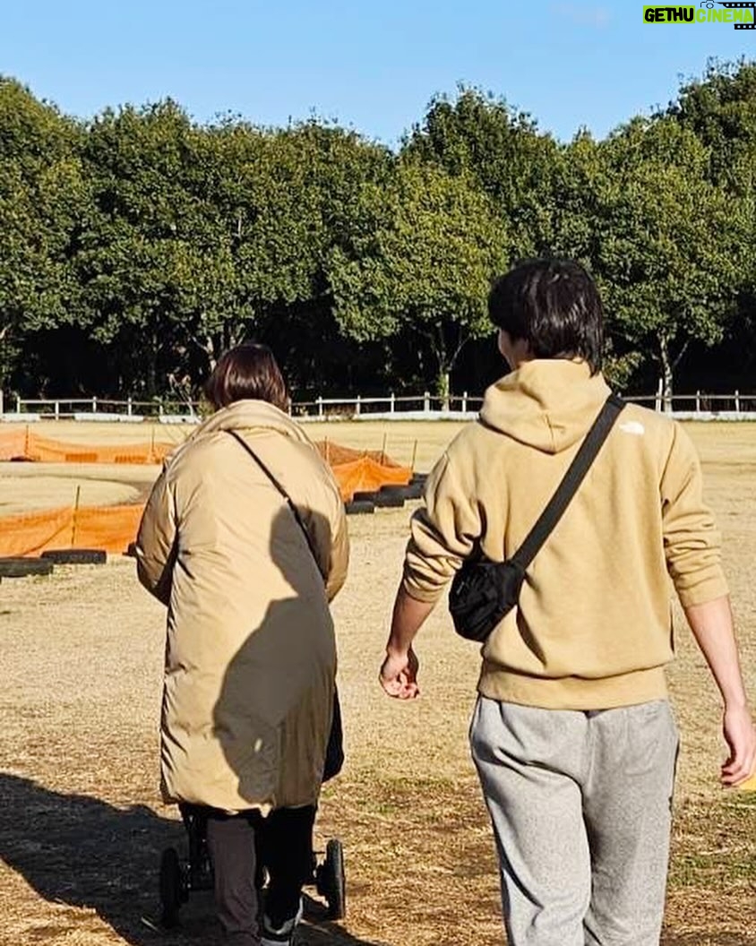 Jun Sena Instagram - 次の日は「こもれび森のイバライド」へ。 平日だった事もあり、駐車場は来園者の車より従業員の車の数の方が多かったよ。 空いててラッキー笑。 ここがですね、それはそれは楽しかったのです! スワンボートに乗り、芝すべりをし、ランチして……そしてそしてずっとやりたかったジップラインが出来たのです! 息子は最初やる気満々だったのですが、陸での練習のみやりました……練習だけでもやれた事に感動。 そのかわり、なかなか立派な四駆バギーを乗りこなしていました。 レクチャーしてくださったイバライドのお兄さんに褒められ、自慢げに颯爽と風を切って走っておられました……カッコよ❤️ 娘は大好きな葉っぱやお花を触っては「ぱっぱ!ぱっぱ!」と大興奮。 大好きな犬を見つけては指を指して「わんわん!わんわん!」と大興奮。 一番好きなパンダの乗り物やイラストを見つけるたびに「あぁぁーーー!!」と奇声をあげて大興奮……かわい❤️ 遊びまくって帰りの車でお子たち爆睡。 先輩ありがとう。 (最後の写真ご参照下さい) おすすめです、イバライド。 従業員の皆様とっても優しいよ、イバライド。 一泊二日の旅でしたが、とっても楽しい家族旅行でございました!! おわり #家族旅行 #こもれび森のイバライド #ジップライン #四駆バギー #遊び疲れて爆睡 #みほこも私も爆睡 #パパ強強打破飲んで運転 #すまぬ
