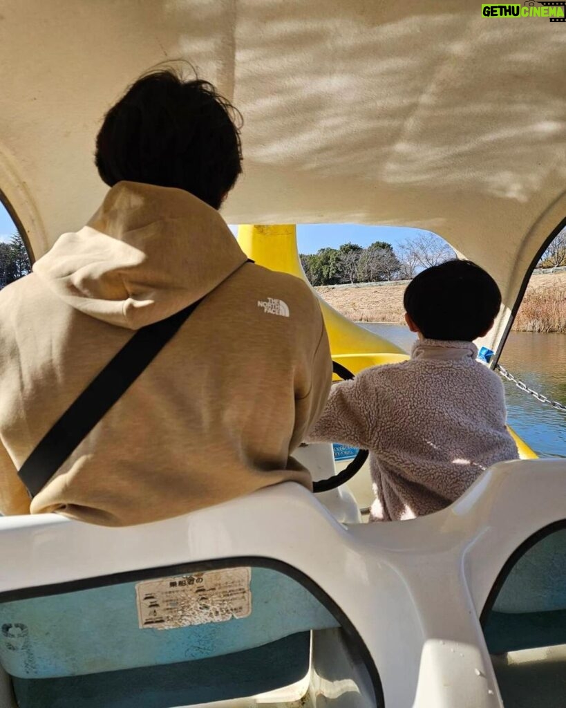 Jun Sena Instagram - ⁡ ⁡ 次の日は「こもれび森のイバライド」へ。 ⁡ 平日だった事もあり、駐車場は来園者の車より従業員の車の数の方が多かったよ。 空いててラッキー笑。 ⁡ ここがですね、それはそれは楽しかったのです！ スワンボートに乗り、芝すべりをし、ランチして……そしてそしてずっとやりたかったジップラインが出来たのです！ 息子は最初やる気満々だったのですが、陸での練習のみやりました……練習だけでもやれた事に感動。 そのかわり、なかなか立派な四駆バギーを乗りこなしていました。 レクチャーしてくださったイバライドのお兄さんに褒められ、自慢げに颯爽と風を切って走っておられました……カッコよ❤️ ⁡ 娘は大好きな葉っぱやお花を触っては「ぱっぱ！ぱっぱ！」と大興奮。 大好きな犬を見つけては指を指して「わんわん！わんわん！」と大興奮。 一番好きなパンダの乗り物やイラストを見つけるたびに「あぁぁーーー！！」と奇声をあげて大興奮……かわい❤️ ⁡ 遊びまくって帰りの車でお子たち爆睡。 先輩ありがとう。 (最後の写真ご参照下さい) ⁡ おすすめです、イバライド。 従業員の皆様とっても優しいよ、イバライド。 ⁡ 一泊二日の旅でしたが、とっても楽しい家族旅行でございました！！ ⁡ ⁡ おわり ⁡ ⁡ #家族旅行 #こもれび森のイバライド #ジップライン #四駆バギー #遊び疲れて爆睡 #みほこも私も爆睡 #パパ強強打破飲んで運転 #すまぬ