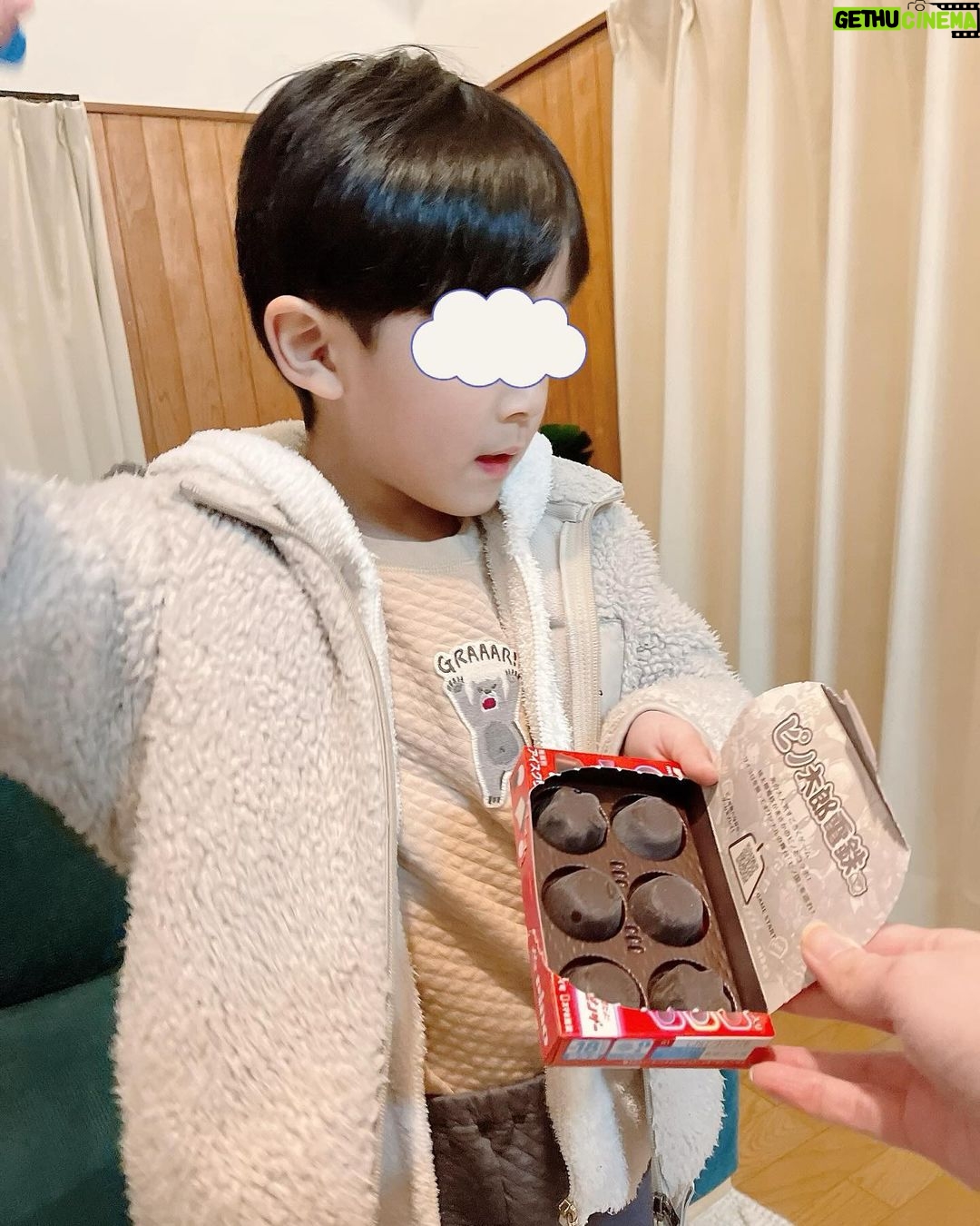 Jun Sena Instagram - 焚き火の後はロッジでゲーム大会。 施設に置いてあった人生ゲームと、持ち込んだUNOと、トランプでババ抜き。 ……ジョーカー持ってる6歳児への正しい対応、わかりますか? 正解は「流れに身をまかせる事」です。 テレサ・テンです。 一枚飛び出ているカードを無言で促されるがままに引く事です。 みほこは爆笑しながらも見事に対応されていました。 さすが女優です。 人生ゲームでは一位で億万長者になり、買ってきたピノには星型ピノが2つも入っており(初めて見たよ!)、息子大満足な夜でした。 つづく #家族旅行 #グランピング #ロッジ #ゲーム大会 #星型ピノ #息子 #大勝利 #大満足