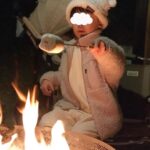 Jun Sena Instagram – ⁡
⁡
温泉に行った後はＢＢＱ。
ＢＢＱの写真は、焼くのと子ども達に食べさせるのに必死で一枚もありません。
と思ったら主人に盗撮されていました……必死にサラダを振る２人笑。
⁡
そして焚き火！！
⁡
やはり、家でYouTubeの焚き火映像をテレビで流すのとは訳が違うね……当たり前ですが。
⁡
いいねぇ、焚き火。
最高だったなぁ、焚き火。
⁡
コーヒーを飲みながら
(コーヒーを淹れてくれたみほこはバーナーを倒しアワアワ)
マシュマロを焼き
(マシュマロを焼いた私は焼きすぎてマシュマロが炎に包まれアワアワ)
星空を眺める
(隣で焚き火していたカップルに息子が話しかけまくりアワアワ)
諸々込みで楽しい焚き火でした。
⁡
みほこが命懸けで淹れてくれたうっすいコーヒーの味、一生忘れない。
⁡
⁡
つづく
⁡
⁡
#家族旅行
#グランピング
#BBQ
#焚き火
#息子
#カップルに名前で呼ばれてた …
#どんだけ距離縮めたん ？
#邪魔やったろな …
#ムード台無しやで …
