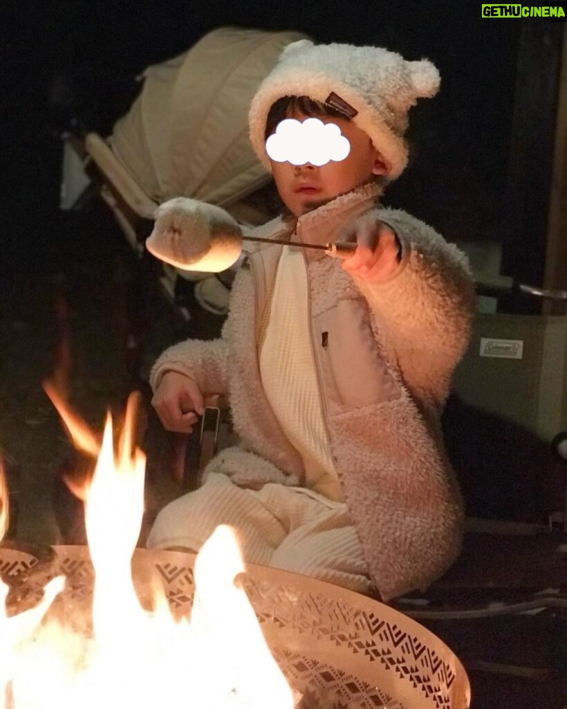 Jun Sena Instagram - ⁡ ⁡ 温泉に行った後はＢＢＱ。 ＢＢＱの写真は、焼くのと子ども達に食べさせるのに必死で一枚もありません。 と思ったら主人に盗撮されていました……必死にサラダを振る２人笑。 ⁡ そして焚き火！！ ⁡ やはり、家でYouTubeの焚き火映像をテレビで流すのとは訳が違うね……当たり前ですが。 ⁡ いいねぇ、焚き火。 最高だったなぁ、焚き火。 ⁡ コーヒーを飲みながら (コーヒーを淹れてくれたみほこはバーナーを倒しアワアワ) マシュマロを焼き (マシュマロを焼いた私は焼きすぎてマシュマロが炎に包まれアワアワ) 星空を眺める (隣で焚き火していたカップルに息子が話しかけまくりアワアワ) 諸々込みで楽しい焚き火でした。 ⁡ みほこが命懸けで淹れてくれたうっすいコーヒーの味、一生忘れない。 ⁡ ⁡ つづく ⁡ ⁡ #家族旅行 #グランピング #BBQ #焚き火 #息子 #カップルに名前で呼ばれてた … #どんだけ距離縮めたん ？ #邪魔やったろな … #ムード台無しやで …