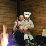 Jun Sena Instagram – ⁡
⁡
温泉に行った後はＢＢＱ。
ＢＢＱの写真は、焼くのと子ども達に食べさせるのに必死で一枚もありません。
と思ったら主人に盗撮されていました……必死にサラダを振る２人笑。
⁡
そして焚き火！！
⁡
やはり、家でYouTubeの焚き火映像をテレビで流すのとは訳が違うね……当たり前ですが。
⁡
いいねぇ、焚き火。
最高だったなぁ、焚き火。
⁡
コーヒーを飲みながら
(コーヒーを淹れてくれたみほこはバーナーを倒しアワアワ)
マシュマロを焼き
(マシュマロを焼いた私は焼きすぎてマシュマロが炎に包まれアワアワ)
星空を眺める
(隣で焚き火していたカップルに息子が話しかけまくりアワアワ)
諸々込みで楽しい焚き火でした。
⁡
みほこが命懸けで淹れてくれたうっすいコーヒーの味、一生忘れない。
⁡
⁡
つづく
⁡
⁡
#家族旅行
#グランピング
#BBQ
#焚き火
#息子
#カップルに名前で呼ばれてた …
#どんだけ距離縮めたん ？
#邪魔やったろな …
#ムード台無しやで …