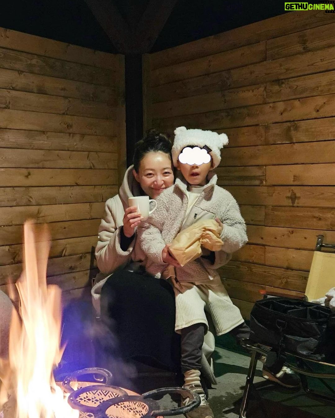 Jun Sena Instagram - 温泉に行った後はBBQ。 BBQの写真は、焼くのと子ども達に食べさせるのに必死で一枚もありません。 と思ったら主人に盗撮されていました……必死にサラダを振る2人笑。 そして焚き火!! やはり、家でYouTubeの焚き火映像をテレビで流すのとは訳が違うね……当たり前ですが。 いいねぇ、焚き火。 最高だったなぁ、焚き火。 コーヒーを飲みながら (コーヒーを淹れてくれたみほこはバーナーを倒しアワアワ) マシュマロを焼き (マシュマロを焼いた私は焼きすぎてマシュマロが炎に包まれアワアワ) 星空を眺める (隣で焚き火していたカップルに息子が話しかけまくりアワアワ) 諸々込みで楽しい焚き火でした。 みほこが命懸けで淹れてくれたうっすいコーヒーの味、一生忘れない。 つづく #家族旅行 #グランピング #BBQ #焚き火 #息子 #カップルに名前で呼ばれてた … #どんだけ距離縮めたん ? #邪魔やったろな … #ムード台無しやで …