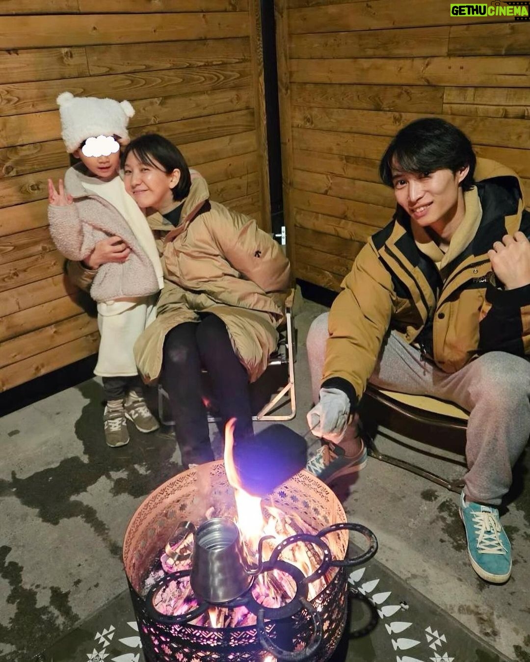 Jun Sena Instagram - 温泉に行った後はBBQ。 BBQの写真は、焼くのと子ども達に食べさせるのに必死で一枚もありません。 と思ったら主人に盗撮されていました……必死にサラダを振る2人笑。 そして焚き火!! やはり、家でYouTubeの焚き火映像をテレビで流すのとは訳が違うね……当たり前ですが。 いいねぇ、焚き火。 最高だったなぁ、焚き火。 コーヒーを飲みながら (コーヒーを淹れてくれたみほこはバーナーを倒しアワアワ) マシュマロを焼き (マシュマロを焼いた私は焼きすぎてマシュマロが炎に包まれアワアワ) 星空を眺める (隣で焚き火していたカップルに息子が話しかけまくりアワアワ) 諸々込みで楽しい焚き火でした。 みほこが命懸けで淹れてくれたうっすいコーヒーの味、一生忘れない。 つづく #家族旅行 #グランピング #BBQ #焚き火 #息子 #カップルに名前で呼ばれてた … #どんだけ距離縮めたん ? #邪魔やったろな … #ムード台無しやで …