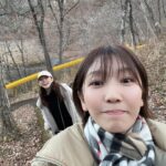 Jun Sena Instagram – ⁡
⁡
家族でグランピングに行ってきました。
⁡
もうね、控えめに言って……最高でした。
１日目は宿泊先でのんびり過ごし、近くの温泉で癒されました。
⁡
のんびり過ごすといってもなんせ疲れ知らずの６歳児と一緒ですからね、まぁまぁアクティブに過ごしましたよ。
⁡
超絶長〜い滑り台がありましてね、息子がちょっと怯んでいたので「まずママやってみるからさ！」とか言っちゃったんだよね……
長〜いって事はかなり下まで降りるわけで……
帰りはちょっとした山登りになるわけで……
３・４枚目の写真でお察し下さい。
⁡
肝心の息子はというと、怯んでいたのは最初だけで結局３回滑り、お散歩も含めてこの山を４往復していました。
６歳児すげー。
⁡
でもまぁ、滑り台のローラーでお尻の筋肉もほぐれて血流もよくなったし、足がポカポカになったし、程よい疲れで温泉が沁みたし、良しとします笑。
(キューピーちゃんみたいな娘を抱っこしながらの露天風呂は癒ししかない！)
⁡
⁡
つづく
⁡
⁡
#家族旅行
#グランピング
#健康滑り台
#温泉
#露天風呂