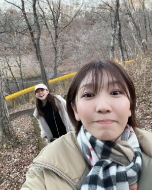 Jun Sena Instagram - ⁡
⁡
家族でグランピングに行ってきました。
⁡
もうね、控えめに言って……最高でした。
１日目は宿泊先でのんびり過ごし、近くの温泉で癒されました。
⁡
のんびり過ごすといってもなんせ疲れ知らずの６歳児と一緒ですからね、まぁまぁアクティブに過ごしましたよ。
⁡
超絶長〜い滑り台がありましてね、息子がちょっと怯んでいたので「まずママやってみるからさ！」とか言っちゃったんだよね……
長〜いって事はかなり下まで降りるわけで……
帰りはちょっとした山登りになるわけで……
３・４枚目の写真でお察し下さい。
⁡
肝心の息子はというと、怯んでいたのは最初だけで結局３回滑り、お散歩も含めてこの山を４往復していました。
６歳児すげー。
⁡
でもまぁ、滑り台のローラーでお尻の筋肉もほぐれて血流もよくなったし、足がポカポカになったし、程よい疲れで温泉が沁みたし、良しとします笑。
(キューピーちゃんみたいな娘を抱っこしながらの露天風呂は癒ししかない！)
⁡
⁡
つづく
⁡
⁡
#家族旅行
#グランピング
#健康滑り台
#温泉
#露天風呂