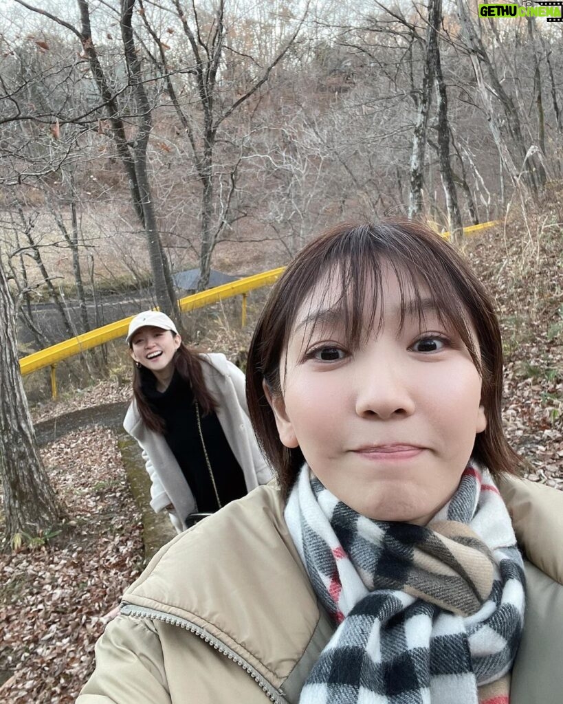 Jun Sena Instagram - ⁡ ⁡ 家族でグランピングに行ってきました。 ⁡ もうね、控えめに言って……最高でした。 １日目は宿泊先でのんびり過ごし、近くの温泉で癒されました。 ⁡ のんびり過ごすといってもなんせ疲れ知らずの６歳児と一緒ですからね、まぁまぁアクティブに過ごしましたよ。 ⁡ 超絶長〜い滑り台がありましてね、息子がちょっと怯んでいたので「まずママやってみるからさ！」とか言っちゃったんだよね…… 長〜いって事はかなり下まで降りるわけで…… 帰りはちょっとした山登りになるわけで…… ３・４枚目の写真でお察し下さい。 ⁡ 肝心の息子はというと、怯んでいたのは最初だけで結局３回滑り、お散歩も含めてこの山を４往復していました。 ６歳児すげー。 ⁡ でもまぁ、滑り台のローラーでお尻の筋肉もほぐれて血流もよくなったし、足がポカポカになったし、程よい疲れで温泉が沁みたし、良しとします笑。 (キューピーちゃんみたいな娘を抱っこしながらの露天風呂は癒ししかない！) ⁡ ⁡ つづく ⁡ ⁡ #家族旅行 #グランピング #健康滑り台 #温泉 #露天風呂
