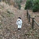 Jun Sena Instagram – ⁡
⁡
家族でグランピングに行ってきました。
⁡
もうね、控えめに言って……最高でした。
１日目は宿泊先でのんびり過ごし、近くの温泉で癒されました。
⁡
のんびり過ごすといってもなんせ疲れ知らずの６歳児と一緒ですからね、まぁまぁアクティブに過ごしましたよ。
⁡
超絶長〜い滑り台がありましてね、息子がちょっと怯んでいたので「まずママやってみるからさ！」とか言っちゃったんだよね……
長〜いって事はかなり下まで降りるわけで……
帰りはちょっとした山登りになるわけで……
３・４枚目の写真でお察し下さい。
⁡
肝心の息子はというと、怯んでいたのは最初だけで結局３回滑り、お散歩も含めてこの山を４往復していました。
６歳児すげー。
⁡
でもまぁ、滑り台のローラーでお尻の筋肉もほぐれて血流もよくなったし、足がポカポカになったし、程よい疲れで温泉が沁みたし、良しとします笑。
(キューピーちゃんみたいな娘を抱っこしながらの露天風呂は癒ししかない！)
⁡
⁡
つづく
⁡
⁡
#家族旅行
#グランピング
#健康滑り台
#温泉
#露天風呂