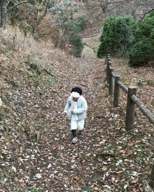 Jun Sena Instagram - ⁡
⁡
家族でグランピングに行ってきました。
⁡
もうね、控えめに言って……最高でした。
１日目は宿泊先でのんびり過ごし、近くの温泉で癒されました。
⁡
のんびり過ごすといってもなんせ疲れ知らずの６歳児と一緒ですからね、まぁまぁアクティブに過ごしましたよ。
⁡
超絶長〜い滑り台がありましてね、息子がちょっと怯んでいたので「まずママやってみるからさ！」とか言っちゃったんだよね……
長〜いって事はかなり下まで降りるわけで……
帰りはちょっとした山登りになるわけで……
３・４枚目の写真でお察し下さい。
⁡
肝心の息子はというと、怯んでいたのは最初だけで結局３回滑り、お散歩も含めてこの山を４往復していました。
６歳児すげー。
⁡
でもまぁ、滑り台のローラーでお尻の筋肉もほぐれて血流もよくなったし、足がポカポカになったし、程よい疲れで温泉が沁みたし、良しとします笑。
(キューピーちゃんみたいな娘を抱っこしながらの露天風呂は癒ししかない！)
⁡
⁡
つづく
⁡
⁡
#家族旅行
#グランピング
#健康滑り台
#温泉
#露天風呂